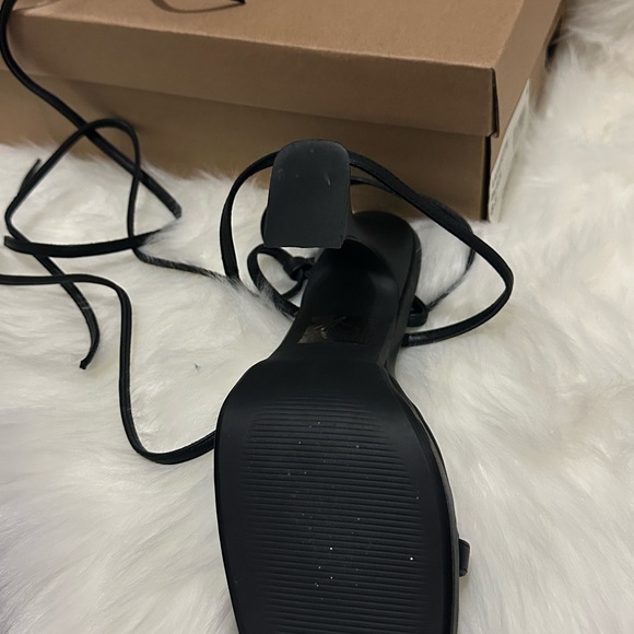 NEW LAFAYETTE BLACK HEELS - Picture 2 of 4